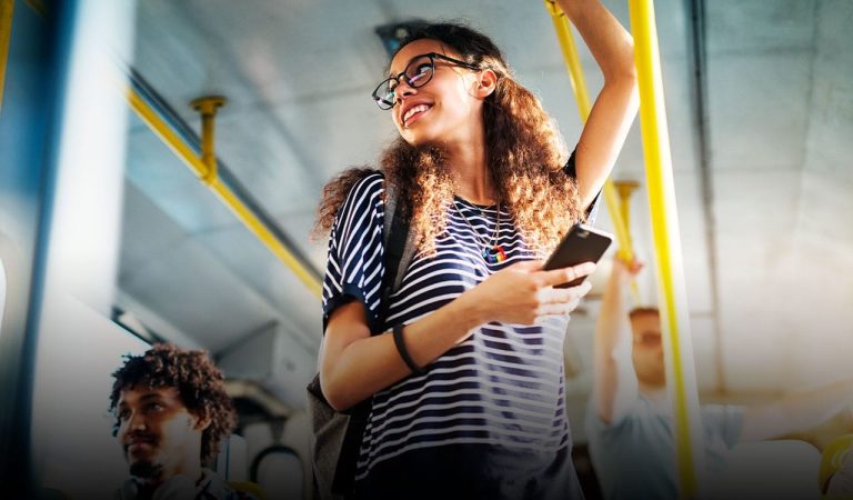 Governo do Maranhão entrega cartões do transporte universitário e anuncia
