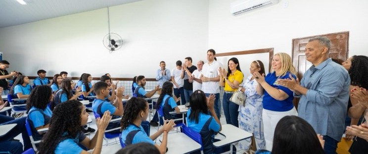Governo entrega obras e distribui cartões do Programa Maranhão Livre