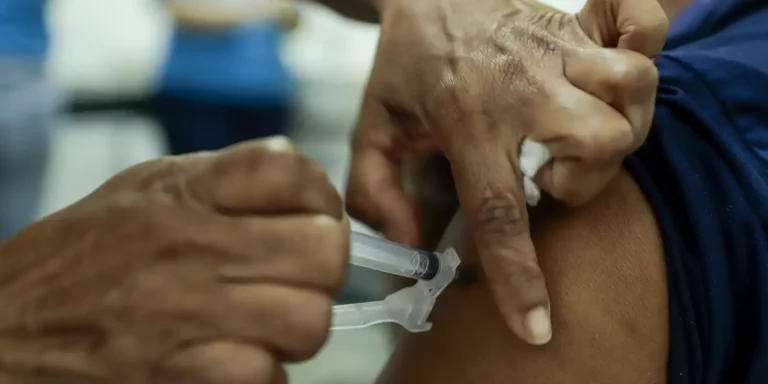 Governo lança campanha para vacinar crianças e jovens até 15
