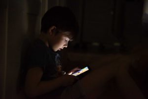 Guia ensina adolescentes a usar a internet com segurança e