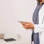 IA e WhatsApp simplificam rotina tributária de médicos no Brasil
