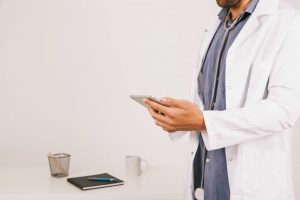 IA e WhatsApp simplificam rotina tributária de médicos no Brasil
