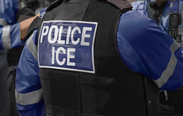 ICE amplia uso de inteligência artificial para monitorar imigrantes e