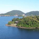 Ilha pesqueira com vista para a Ponte de Guaratuba está