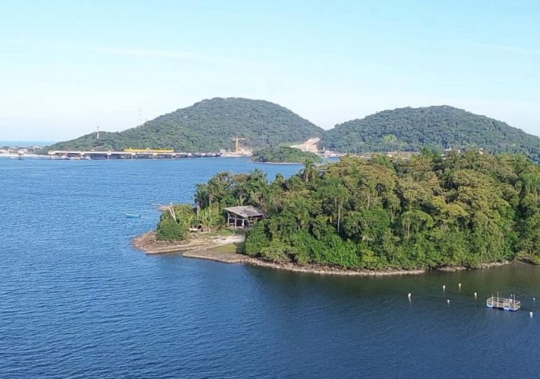 Ilha pesqueira com vista para a Ponte de Guaratuba está