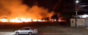 Incêndio de grandes proporções atinge área da Polícia Militar em