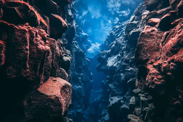Inédito: cientistas registram placa tectônica se rompendo sob o oceano
