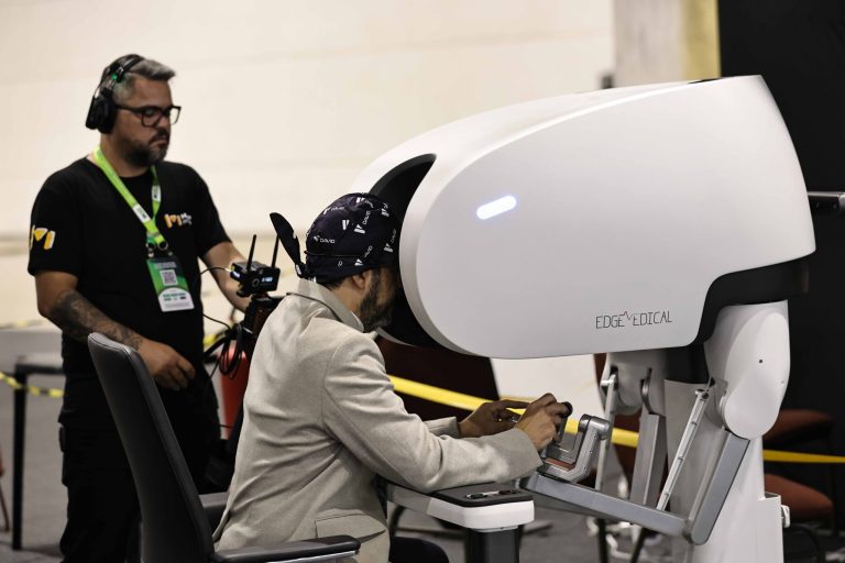 Inédito no mundo: Brasil realiza telecirurgia robótica com internet de