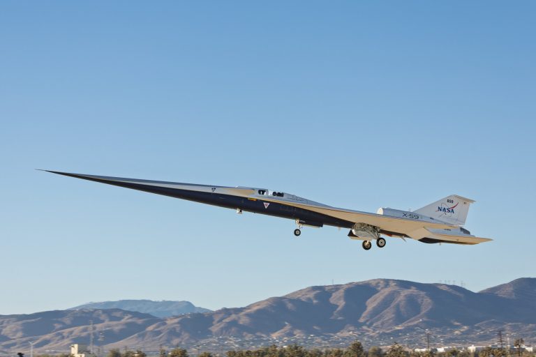 Jato supersônico X-59 da NASA completa primeiro voo histórico nos