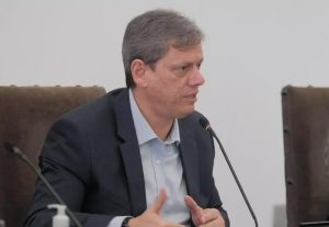 Justiça proíbe governo Tarcísio de punir professores afastados por motivo