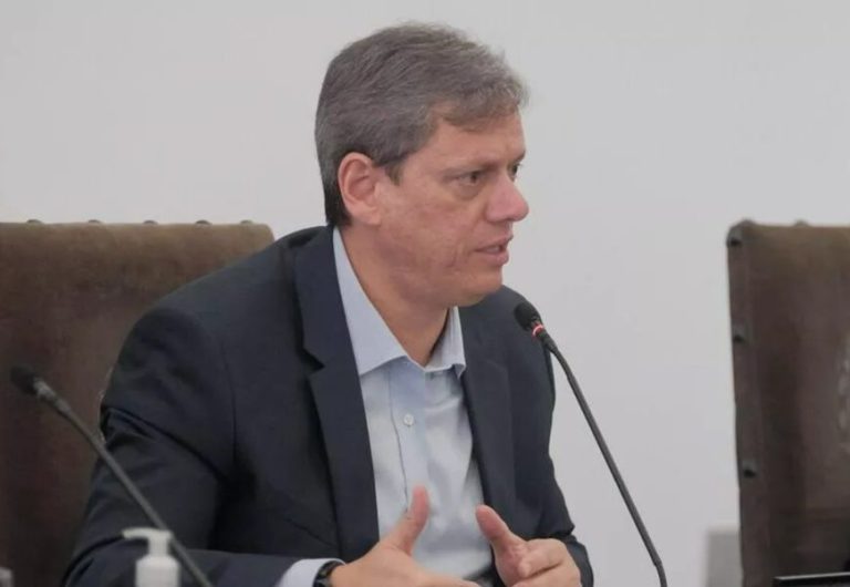 Justiça proíbe governo Tarcísio de punir professores afastados por motivo