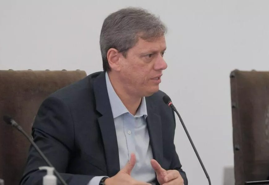 Justiça proíbe governo Tarcísio de punir professores afastados por motivo