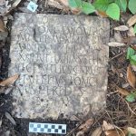 Lápide romana é encontrada em jardim nos EUA