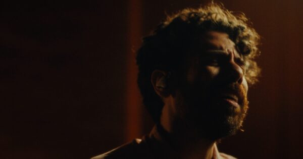 Luca Argel interpreta Marcelo Camelo e Samuel Úria para refletir