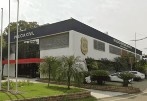 Menino de 11 anos pega arma do pai CAC e