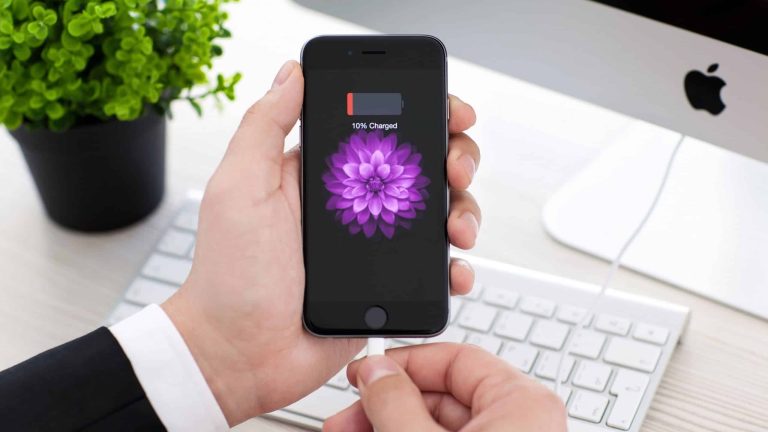 Mexer no celular enquanto ele está carregando pode estragá-lo?