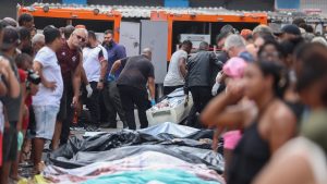 Moradores da Penha encontram mais de 60 corpos na mata