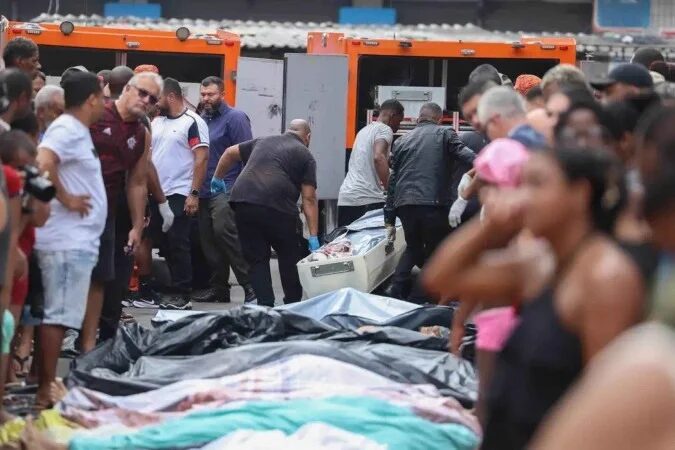 Moradores levam mais de 50 corpos à praça no Rio