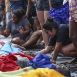Moradores tiram roupas camufladas de corpos para culpar polícia