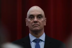 Moraes mantém prisão domiciliar de Bolsonaro e aponta risco de