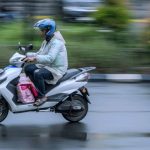 Moto e patinete elétricos podem pegar chuva?