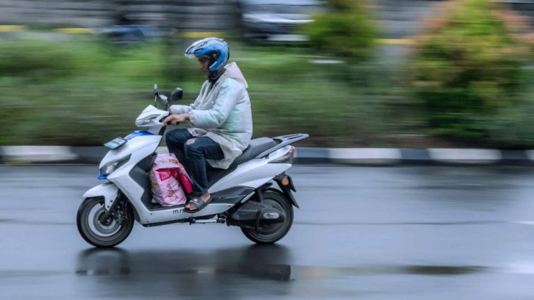 Moto e patinete elétricos podem pegar chuva?