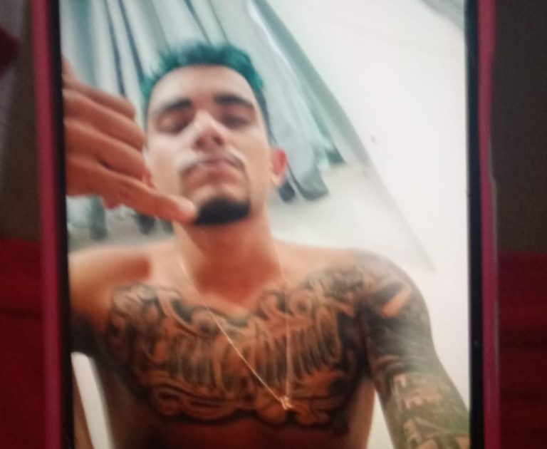 Motociclista de aplicativo é encontrado morto com lesões na cabeça