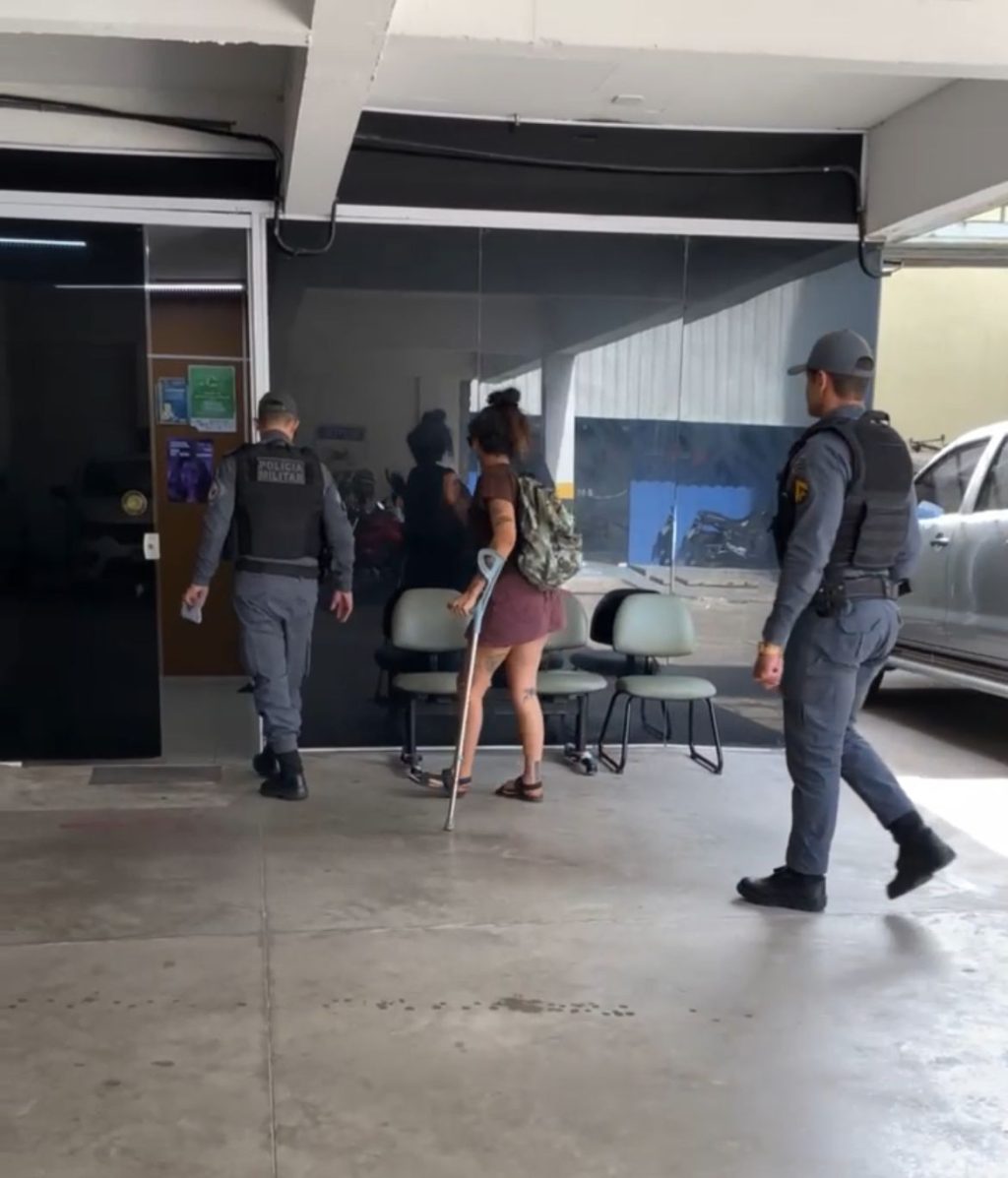 Mulher suspeita de pichar patrimônio histórico em São Luís é