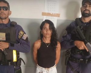 Mulher suspeita de vários furtos é morta a pauladas em