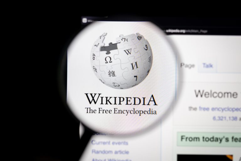 “Não existe viés”: CEO da Wikipédia responde a ataques de