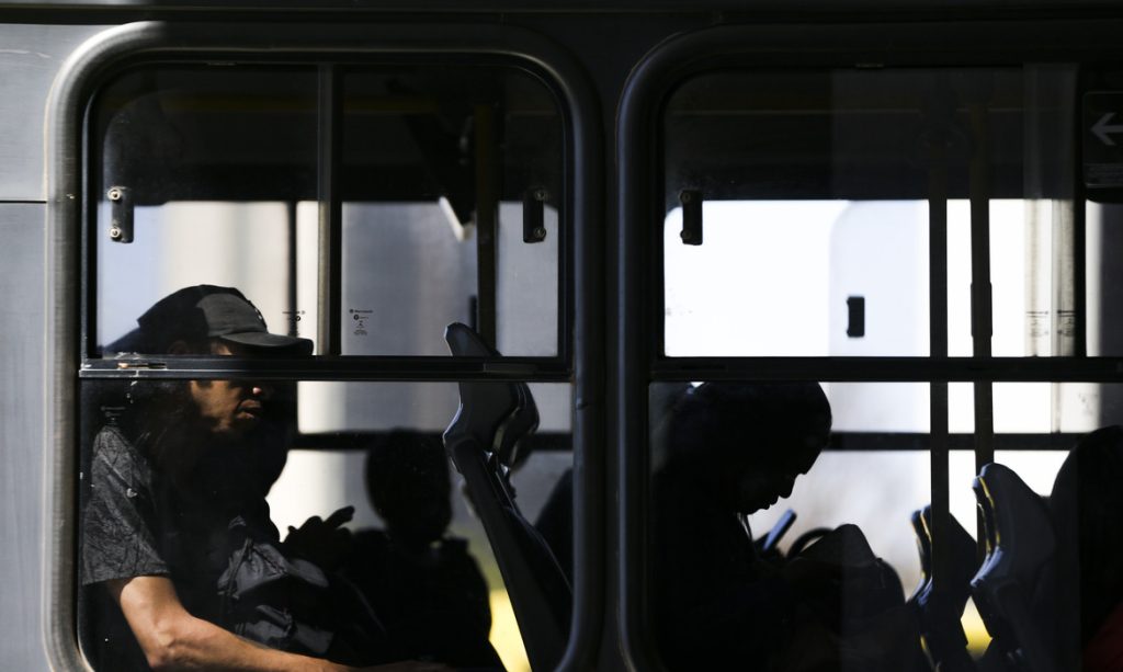 Nesta segunda-feira (20/10), estudantes recebem 2 mil Cartões Transporte Universitário,