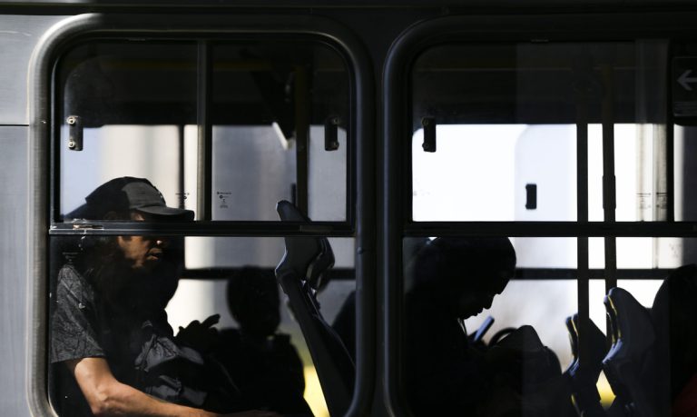 Nesta segunda-feira (20/10), estudantes recebem 2 mil Cartões Transporte Universitário,