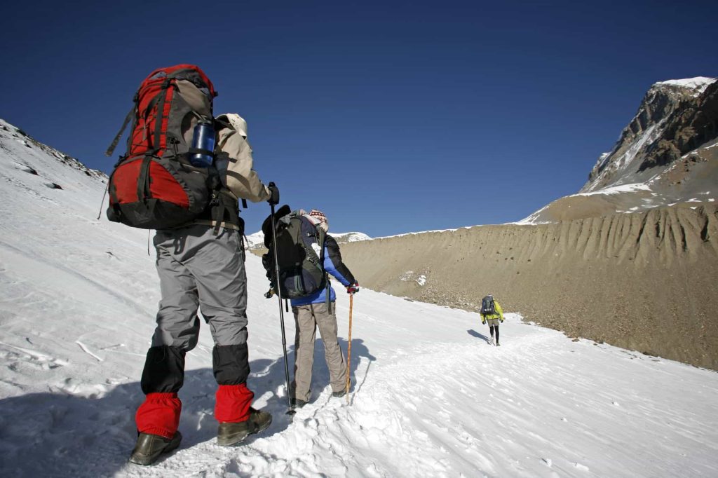 Nevasca surpreende centenas no Everest tibetano; resgates mobilizam equipes de