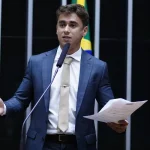 Nikolas reage ao ser lembrado da prisão de primo com