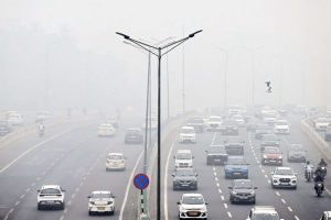 Nova Déli é encoberta por poluição 16 vezes o limite