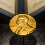 O que leva ganhadores do Nobel a acreditarem em pseudociências?