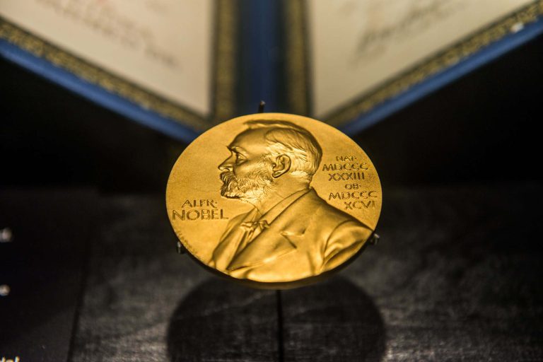 O que leva ganhadores do Nobel a acreditarem em pseudociências?