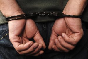 Operação policial prende homem após troca de tiros em Alto