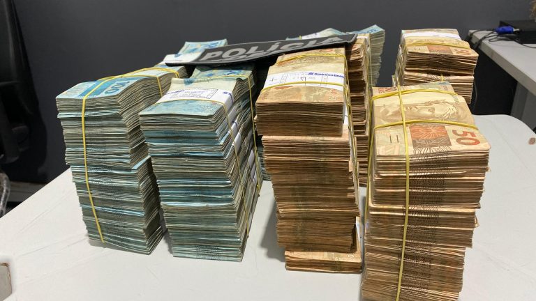 PF prende dupla em flagrante com R$ 700 mil em