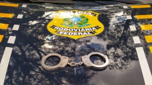 PRF prende quatro pessoas e flagra motorista embriagado em rodovias