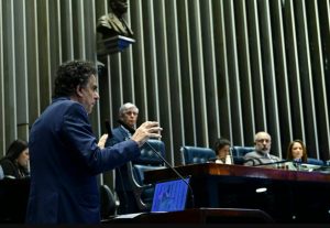 “País foi construído por trabalhadores protegidos pela CLT”