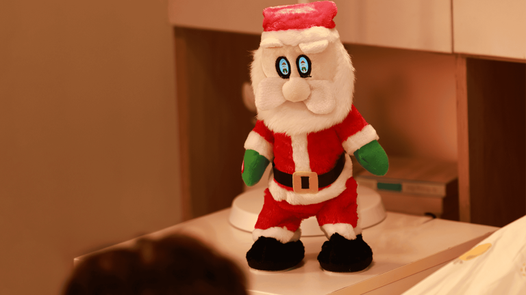 Papai Noel com IA conta histórias de ninar para crianças;