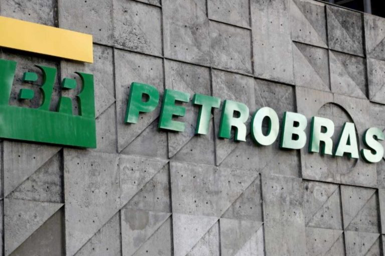 Petrobras reduz gasolina em 4,9% e preço na refinaria cai