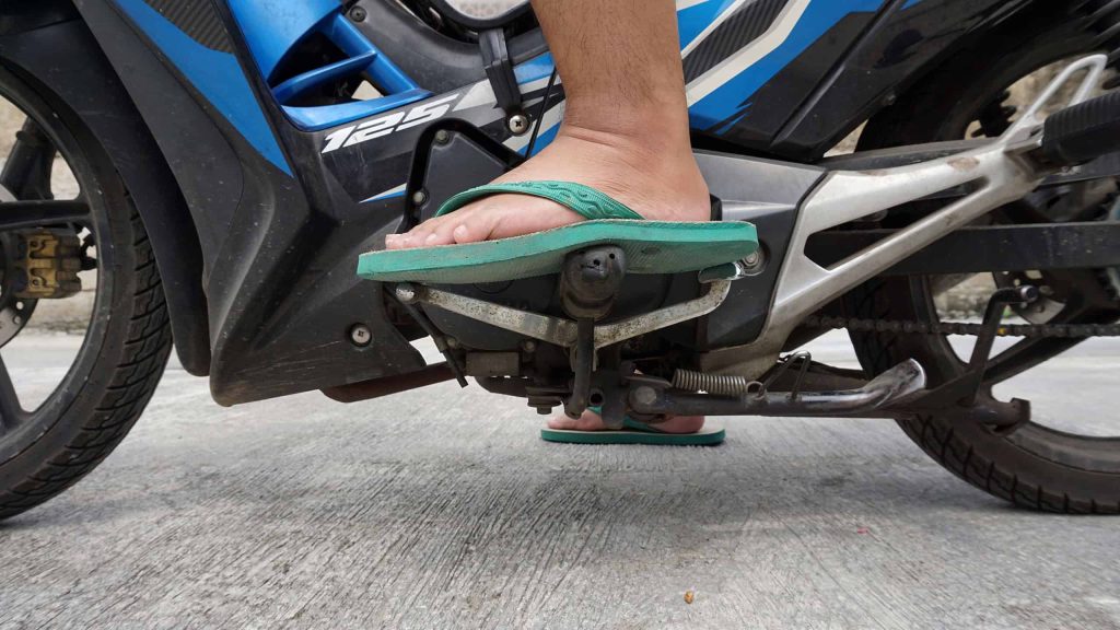 Pode dirigir descalço ou de chinelo? Entenda as regras para