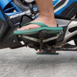 Pode dirigir descalço ou de chinelo? Entenda as regras para