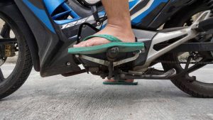 Pode dirigir descalço ou de chinelo? Entenda as regras para