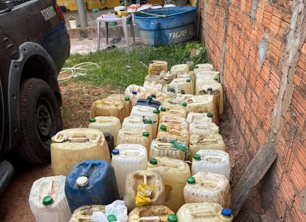 Polícia Civil apreende mais de 350 litros de combustível armazenados