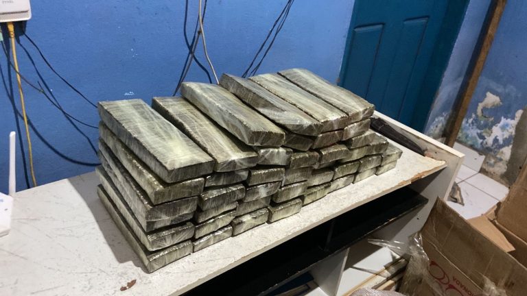 Polícia Militar apreende 42 kg de maconha e prende quatro