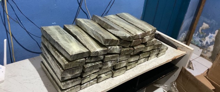 Polícia Militar apreende 42 kg de maconha e prende quatro