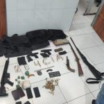 Polícia apreende arsenal e prende cinco pessoas